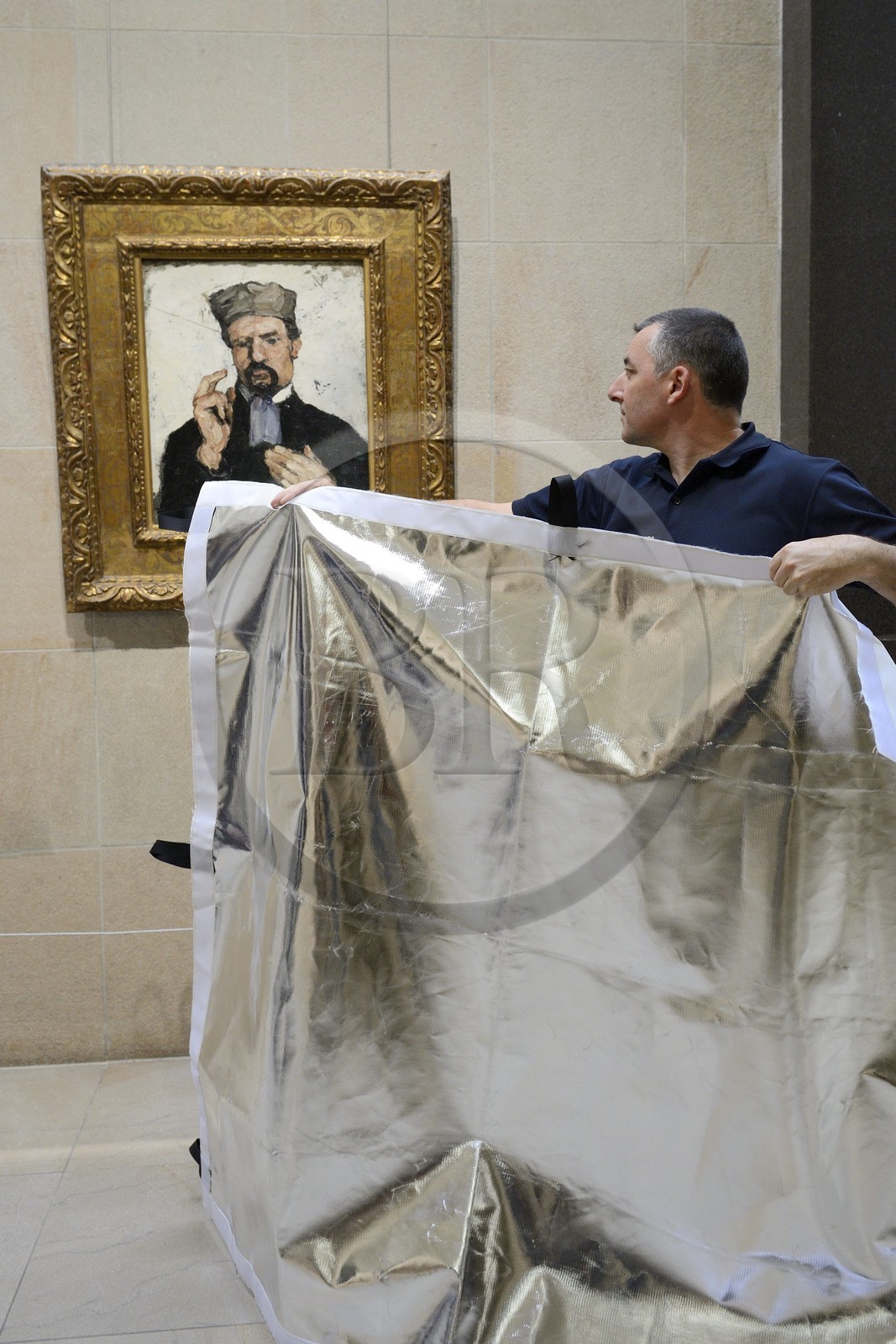 France, Paris (75), musée d'Orsay, le pompier adjudant-chef Xavier Trémeau utilisant une bâche spécialement conçue pour la protection des oeuvres d'art en cas de sinistre, Paul Cézanne (1839-1906) L'avocat