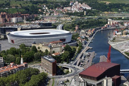 Espagne, Pays basque espagnol, Biscaye, Bilbao, le Stade San Mamés (2013) par l'architecte Norman Foster et le Palais Euskalduna (Palais des Congrès et de la Musique) à droite en bordure du Ria de Bilbao