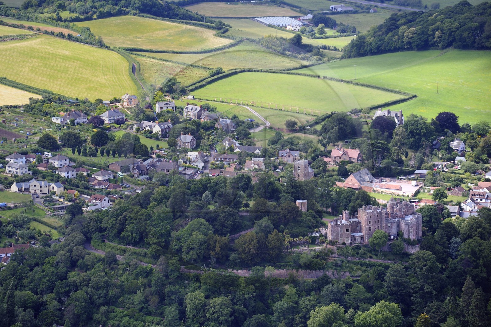 Royaume-Uni, Angleterre, Somerset, Le château de Dunster est la maison historique de la famille Luttrell (vue aérienne)