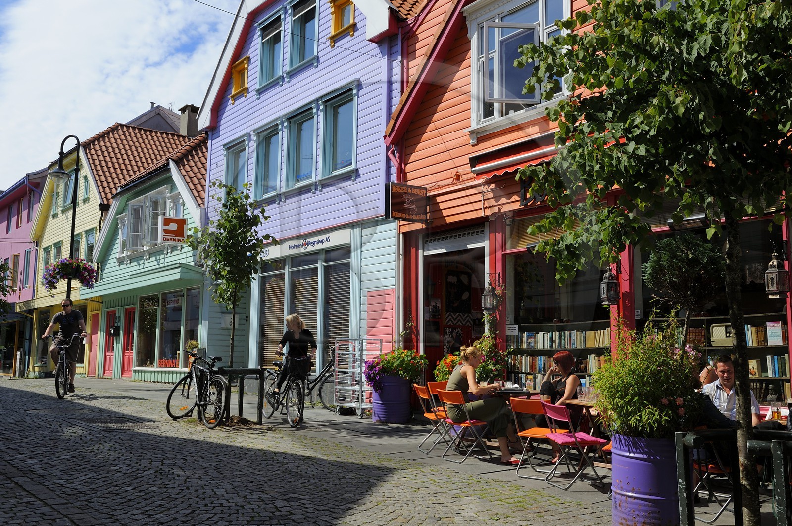 Norway, Rogaland County, Stavanger, Boker & Borst Cafe (Books&Booze) in Holmegate Street in downtown