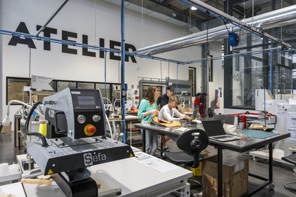France, Charente-Maritime (17), La Rochelle, centre de co-conception Tribord Sailing Lab de la marque Decathlon, une équipe projet au travail avec un designer, un ingénieur et une prototypiste