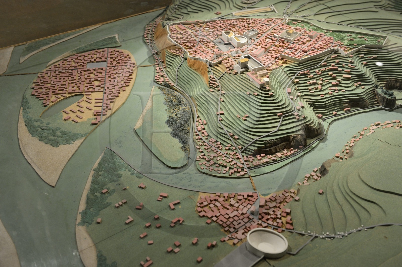 France, Rhône (69), Lyon, site historique classé Patrimoine Mondial de l'UNESCO, colline de Fourvière, musée gallo-romain de Fourvière, la maquette du site antique vu vers le sud avec le quartier gaulois avec son amphithéâtre sur les pentes de la Croix Rousse actuelle au premier plan et la ville haute Lugdunum, le théâtre et l'odéon côte à côte, le cirque à l'extérieur à l'arrière-plan