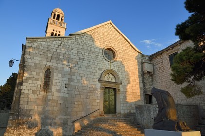 Croatie, Dalmatie, cote dalmate, Ile de Hvar, la ville de Hvar, le Monastère franciscain du XVe siècle et statue de Saint François d'assise du sculpteur et moine Joakim Jaki Gregov