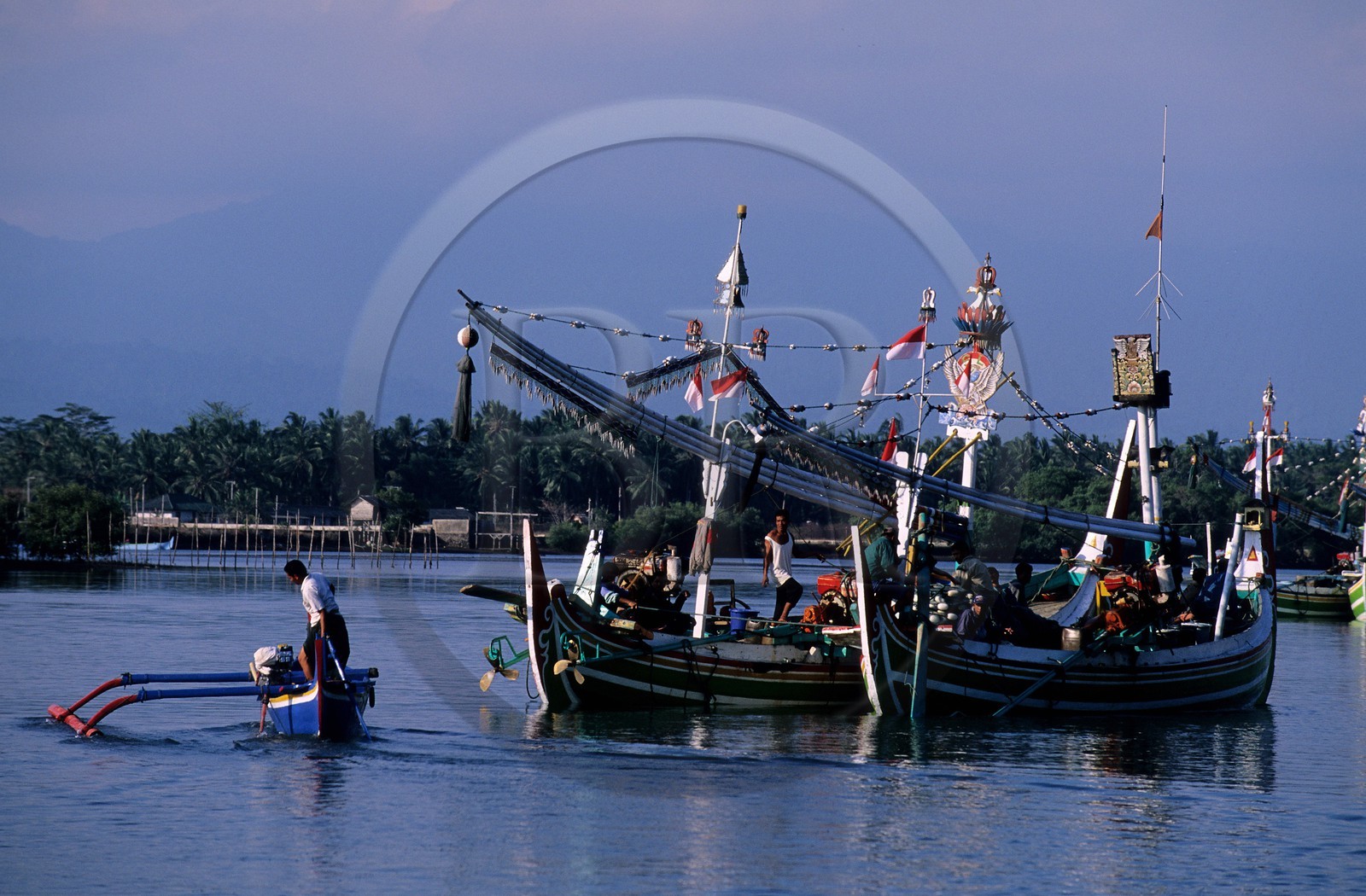 Indonésie, île de Bali, village de Perancak, bateaux de pêche richement décorés dans le bras de mer