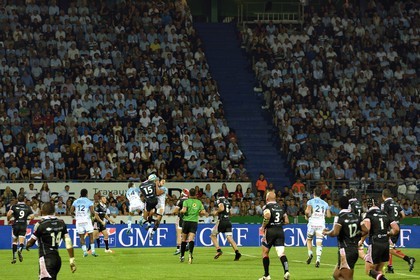 France, Pyrénées-Atlantiques (64), Pays-Basque, Bayonne, stade Jean-Dauger, derby basque de rugby entre l'Aviron Bayonnais (en bleu) et le Biarritz Olympique (ici en noir)
