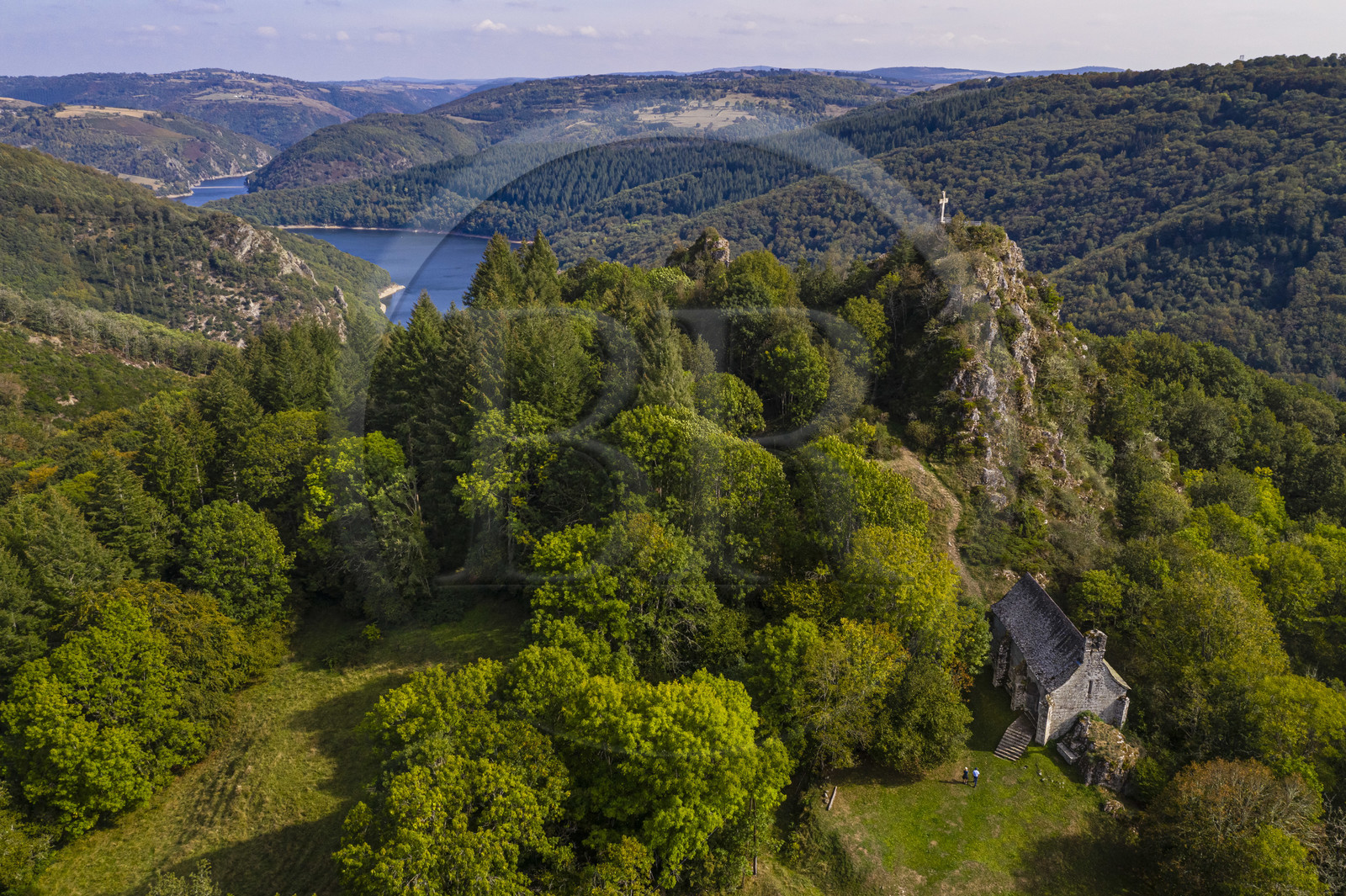 France, Cantal (15), Paulhenc, les Gorges de la Truyère, Rocher de Turlande, chapelle castrale romane du chateau détruit pendant la guerre de Cent Ans dans lequel est né Robert de Turlande, fondateur de l'Abbaye de La Chaise Dieu (vue aérienne)