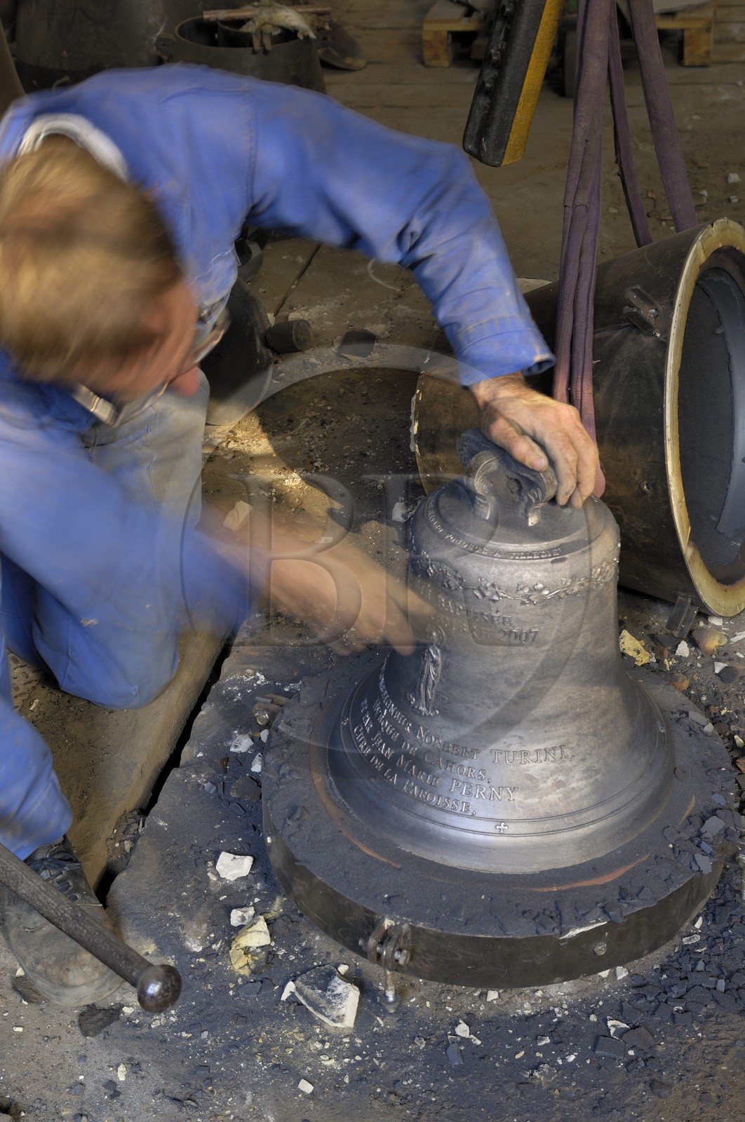 France, Manche (50), Villedieu-les-Poêles, la fonderie de cloches Cornille-Havard, demoulage d'une cloche