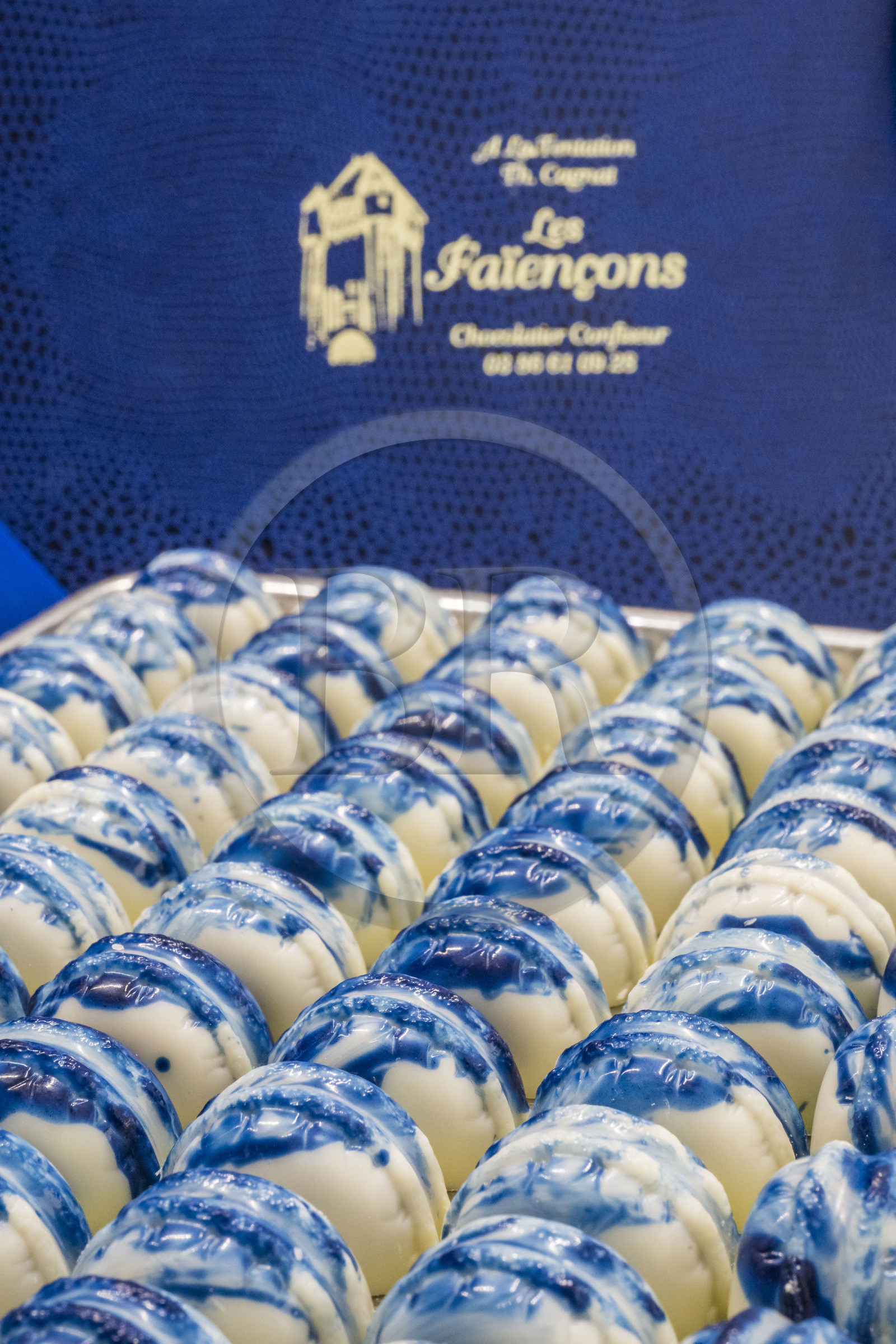 France, Nièvre (58), Nevers, Patissier Chocolatier A La Tentation, les faïençons, de délicats chocolats blancs aux reflets indigo inventés par le confiseur Thierry Cagnat