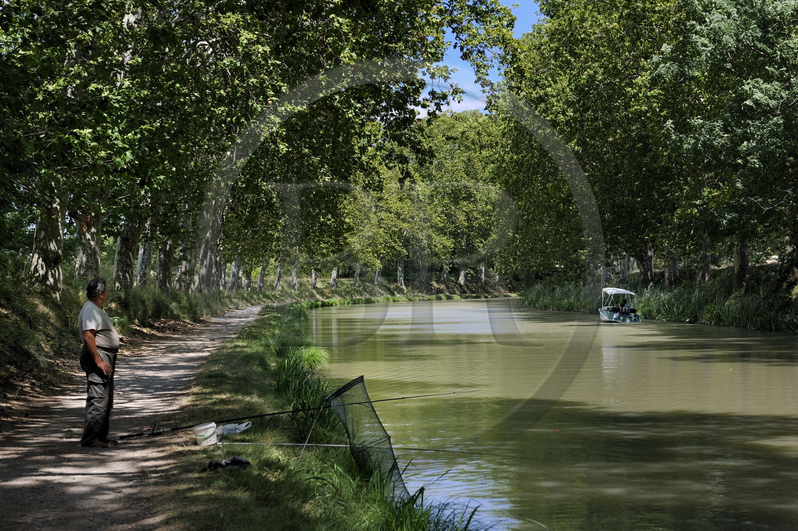 France, Herault, Beziers, fisherman on the towpath of the Canal du Midi around the village of Colombiers