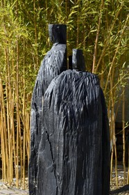 France, Marne (51), Beaumont-sur-Vesle, le sculpteur Christian Lapie entouré de ses sculptures dans son atelier extérieur