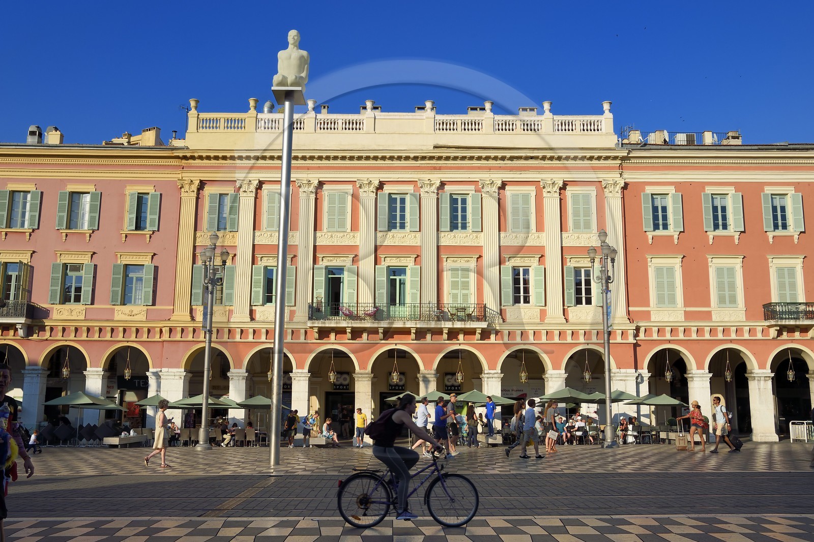 France, Alpes-Maritimes (06), Nice, quartier du Vieux Nice, place Masséna, statues de Jaume Plensa