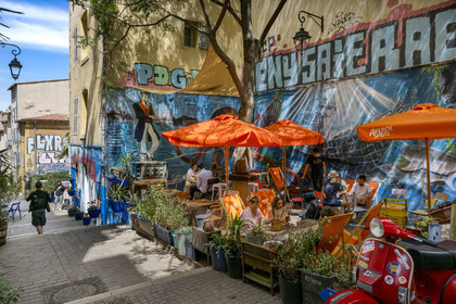 France, Bouches-du-Rhône (13), Marseille, quartier du Panier, petite place à l'angle de la rue Fontaine de Caylus et du refuge, peinture murale réalisée par le street artiste Loïc Perrel dit Poasson pour la terrasse du restaurant bar Ostaria la Cantine du Matelot