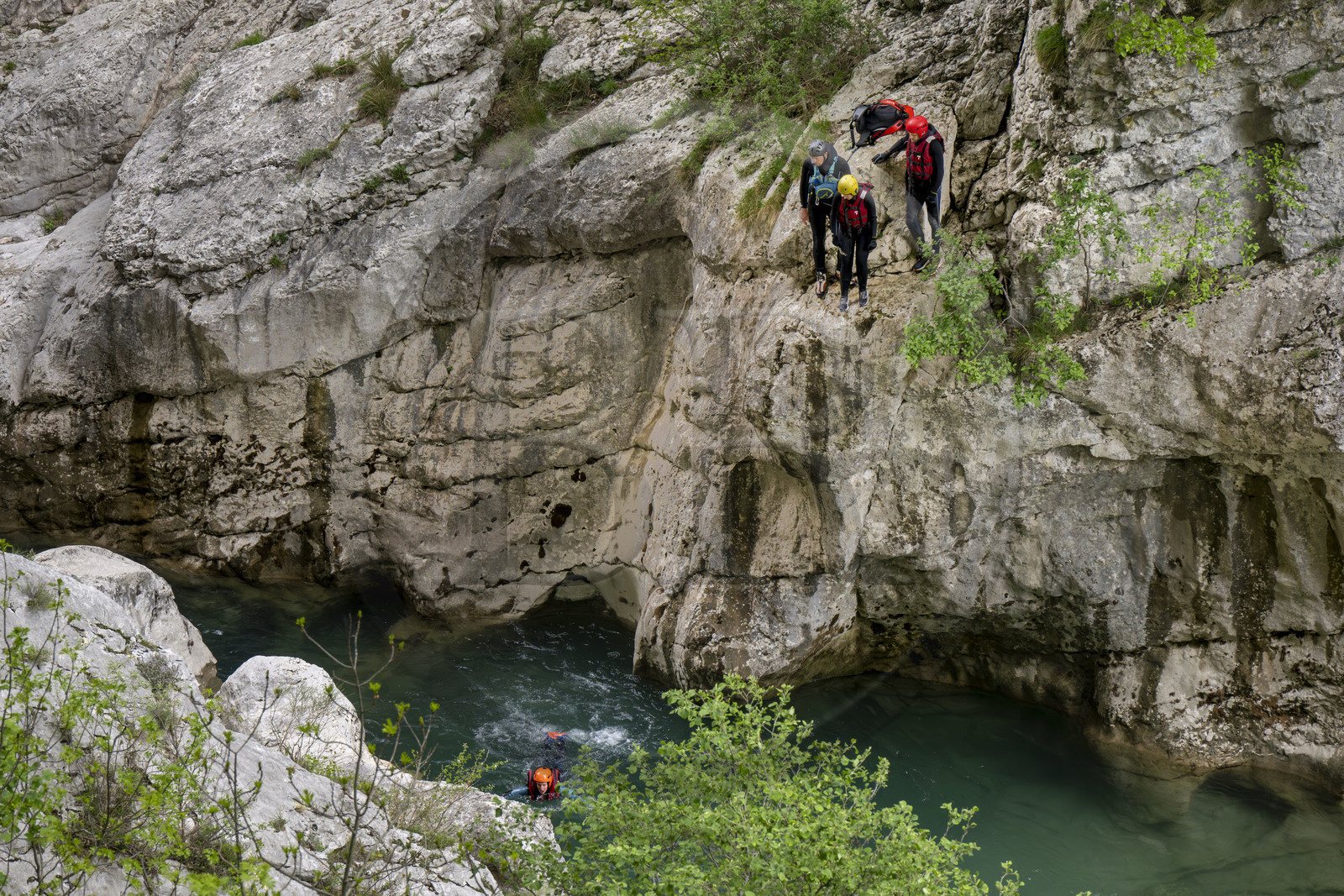 France, Alpes-de-Haute-Provence (04), Parc Naturel Régional du Verdon, Rougon, Grand Canyon du Verdon, canyoning dans la rivière du Verdon et les falaises du couloir Samson, vu depuis le sentier Blanc-Martel sur le GR4