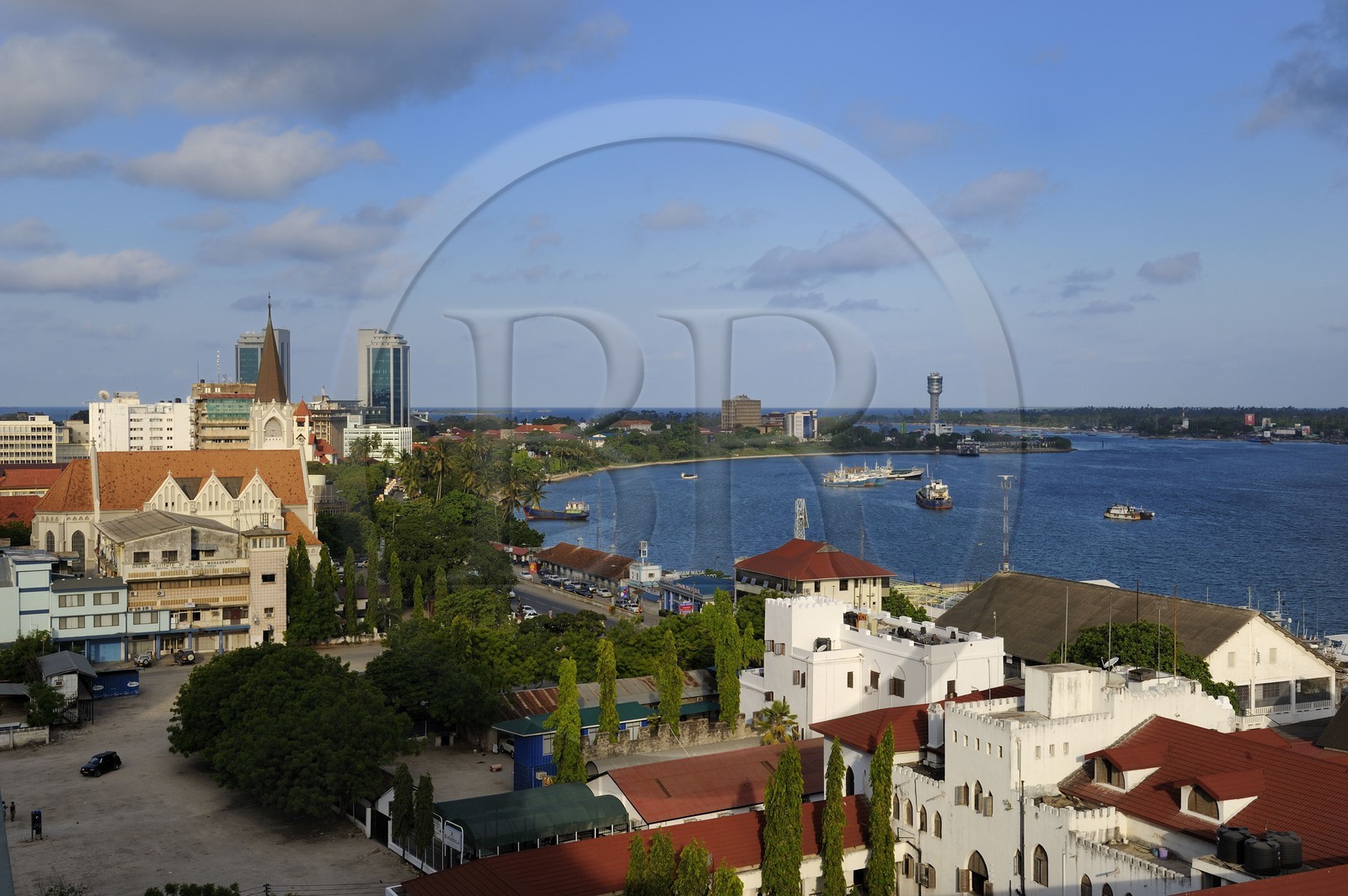 Tanzanie, Dar es-Salaam, St Joseph cathedral sur le waterfront, au fond les twin towers de la Bank of Tanzania