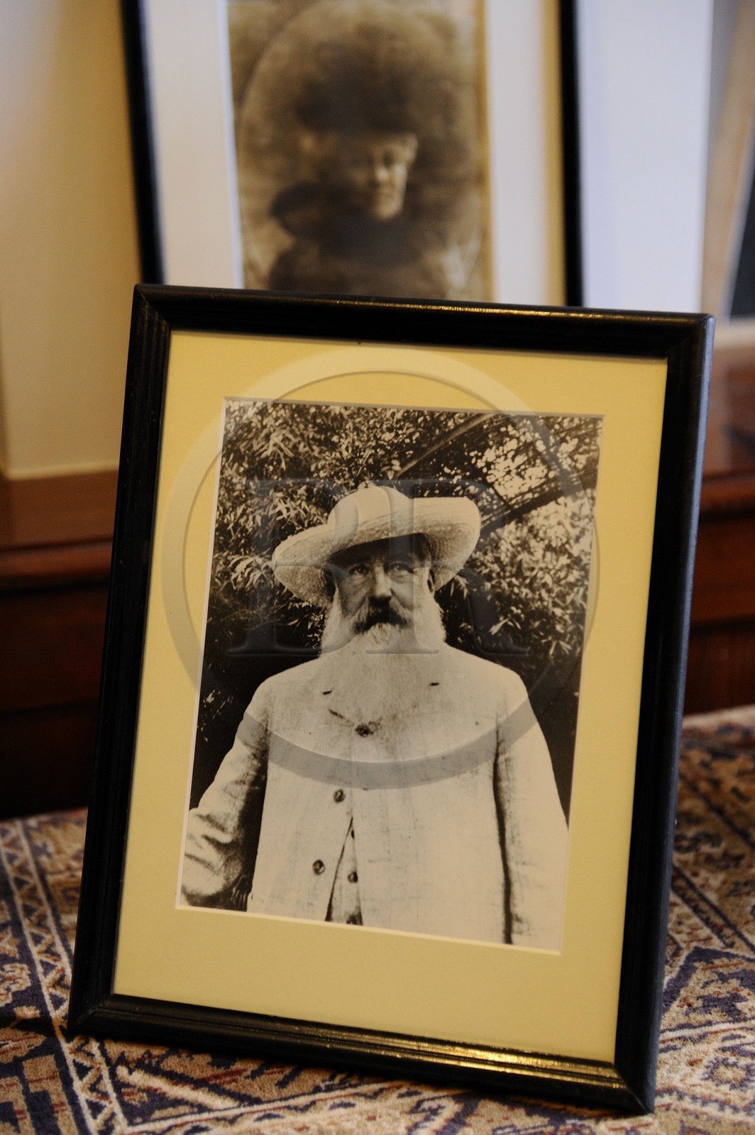 France, Eure (27), Giverny, la maison de Claude Monet, le premier atelier transformé en salon et salle de présentation de son vivant, portrait photographique de l'artiste et de sa femme