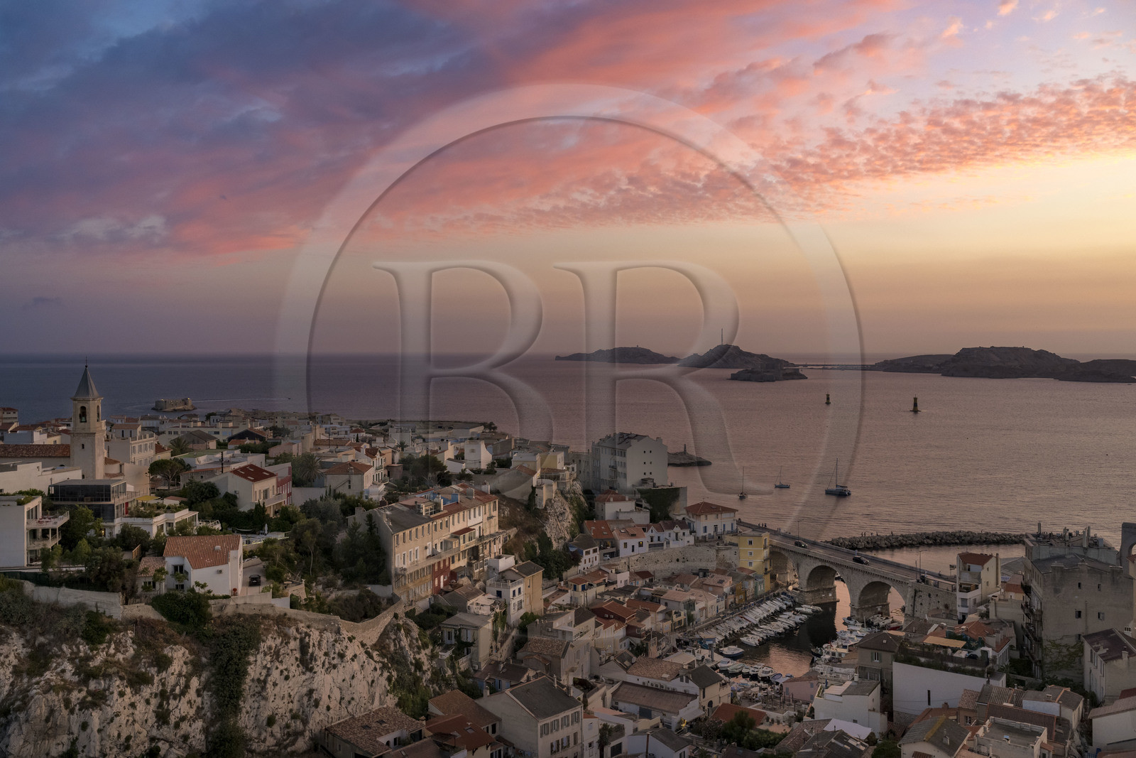 France, Bouches-du-Rhône (13), Marseille, quartier d'Endoume, le Vallon des Auffes, l'archipel du Frioul avec le Chateau d'If en arrière plan