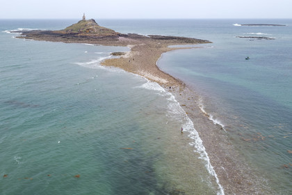 France, Côtes d'Armor (22), Grand Site de France Cap d'Erquy – Cap Fréhel, Erquy, l'Ilot Saint-Michel surmonté de la chapelle Saint-Michel accessible à pied à marée basse, passage du tombolo à marée montante (vue aérienne)