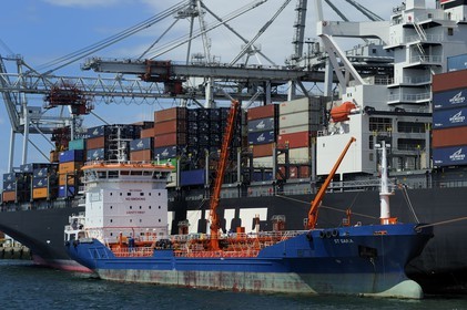 France, Seine-Maritime (76), Le Havre, porte-conteneurs dans le port de commerce