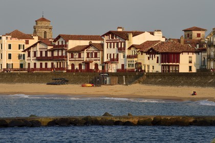 France, Pyrénées-Atlantiques (64), Pays-Basque, Saint-Jean-de-Luz, les villas du front de mer et l'église Saint-Jean-Baptiste