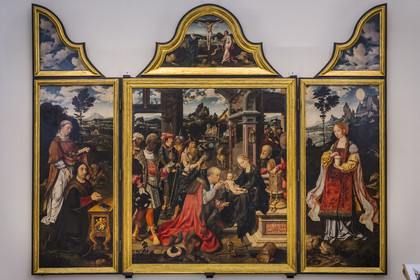 Italie, Ligurie, Gênes, église San Donato, triptyque de Joos van Cleve (1515) représentant l'Adoration des mages (au centre), le mandataire Stefano Raggi avec le saint-patron (panneau de gauche), Marie de Magdala (panneau de droite) et le Christ en Croix entre Marie et Jean le Baptiste (au-dessus)