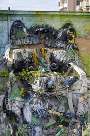 Portugal, Lisbonne, Bélem, bas-relief de 4 m de haut par l'artiste Bordalo II, un raton laveur assemblé à partir de vieux pneus, de pare-chocs et de composants électroniques, il fait face au Centre culturel de Belém MAC CCB