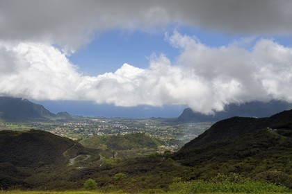 France, Ile de la Reunion, Plaines des Palmistes, la route RN3 qui descend en lacets sur la côte Ouest