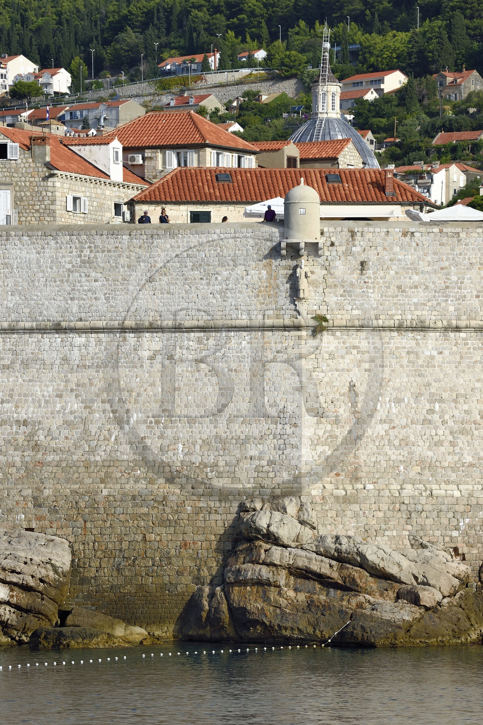 Croatie, Dalmatie, cote dalmate, Dubrovnik, centre historique classé Patrimoine Mondial de l'UNESCO, les remparts coté mer et statue de Saint Blaise protégeant les murs sous une échauguette