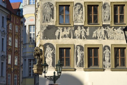 République Tchèque, Prague, centre historique classé Patrimoine Mondial de l' UNESCO, place de la Vieille Ville (Staromestske nam) dans Stare Mesto, maison dite A la minute (U Minuty) avec ornementation par sgraffite