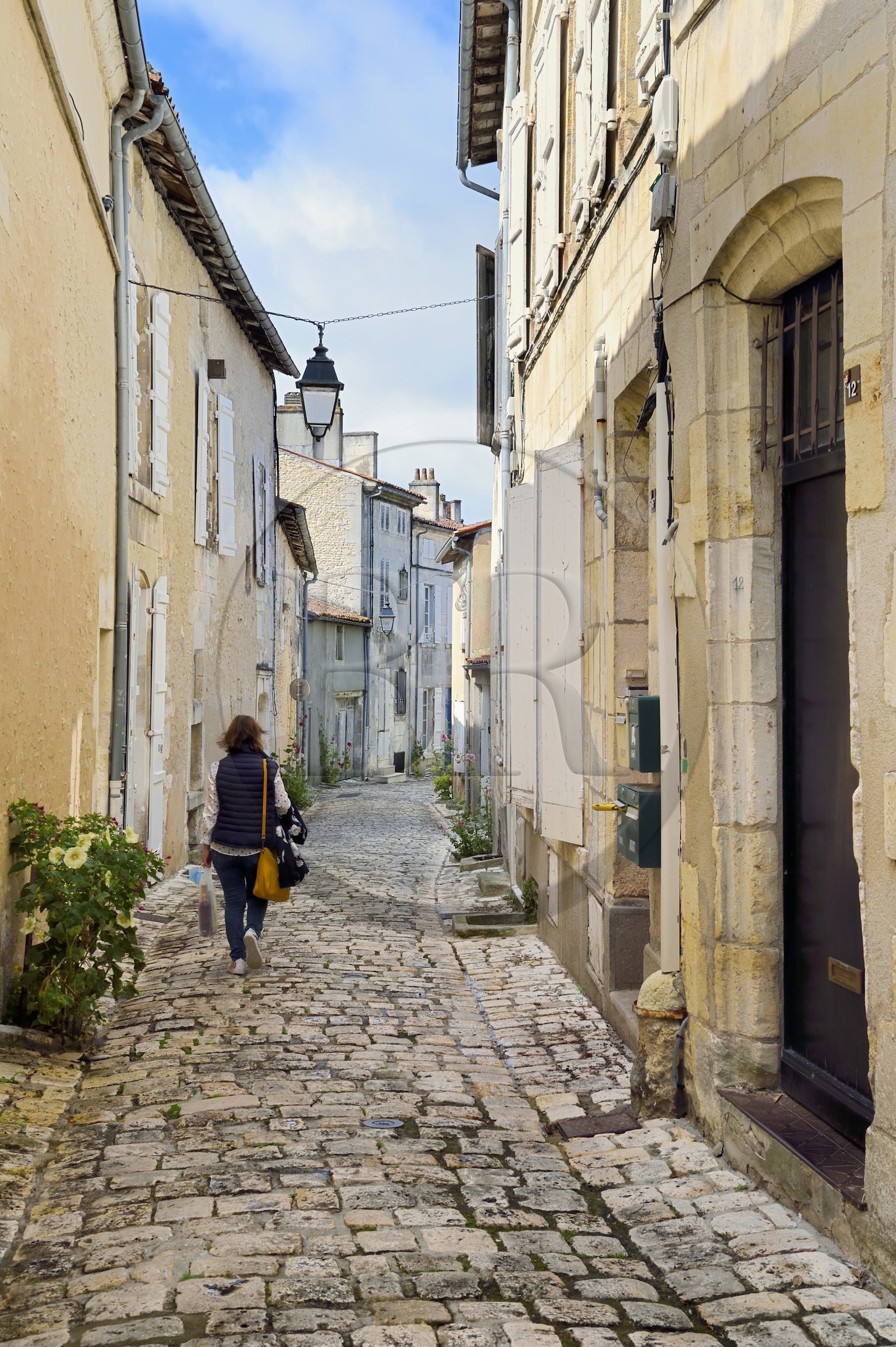 France, Charente (16), Cognac, quartier médiéval du vieux Cognac, pieton dans la rue Henri Germain