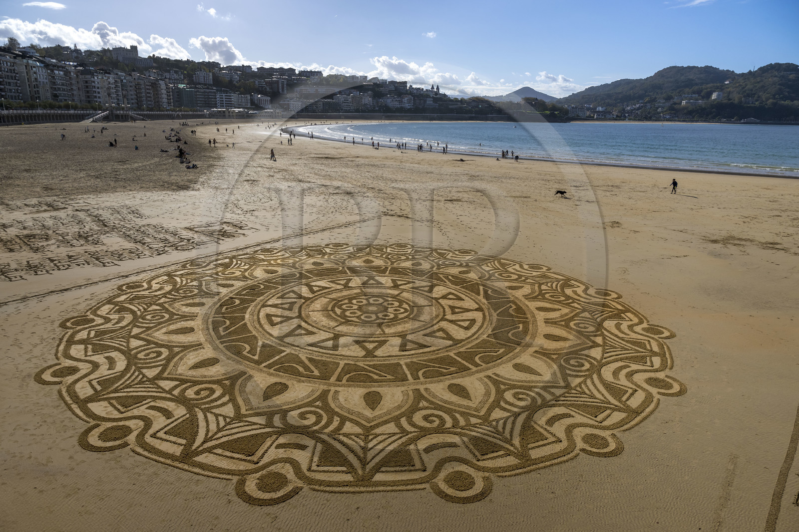 Spain, province of Gipuzkoa (Gipuzkoa), San Sebastian (Donostia), La Concha Beach, ephemeral graphic work drawn on sand