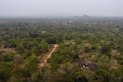 Sri Lanka, province centrale, district de Matale, Sigiriya, ville ancienne de Sigiriya classée patrimoine mondial de l'UNESCO, l'ancien palais forteresse du Rocher du Lion, vue des jardins et des environs depuis le sommet