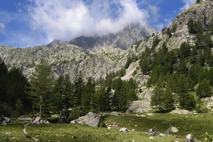 France, Alpes-Maritimes, parc national du Mercantour (Mercantour National Park), hikers on the Valmasque valley trail, peaks of high Valmasque and cime de l'Agnel (2927m)