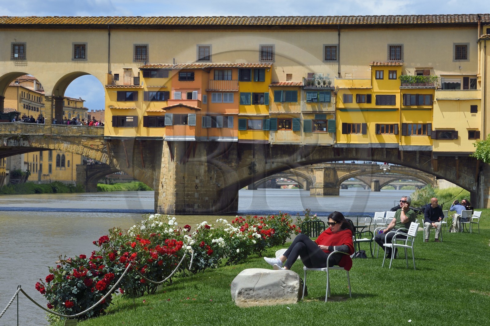 Italie, Toscane, Florence, centre historique classé Patrimoine Mondial de l'UNESCO, le Ponte Vecchio depuis la Societa Canottieri Firenze (Club d'aviron de Florence), membres du club prenant le soleil en bordure de l'Arno