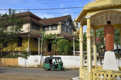 Sri Lanka, Province du Sud, Dikwella, ancienne maison hollandaise de type coloniale attenante au temple bouddhiste Wewurukannala Raja Maha Viharaya
