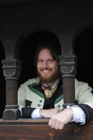 Norvège, Oslo, presqu'île de Bygdoy, musée du Folklore norvégien (Norsk Folkemuseum), homme en costume traditionel du dimanche d'un fermier du Telemark du 19ème siècle devant l'église en bois debout de Gol