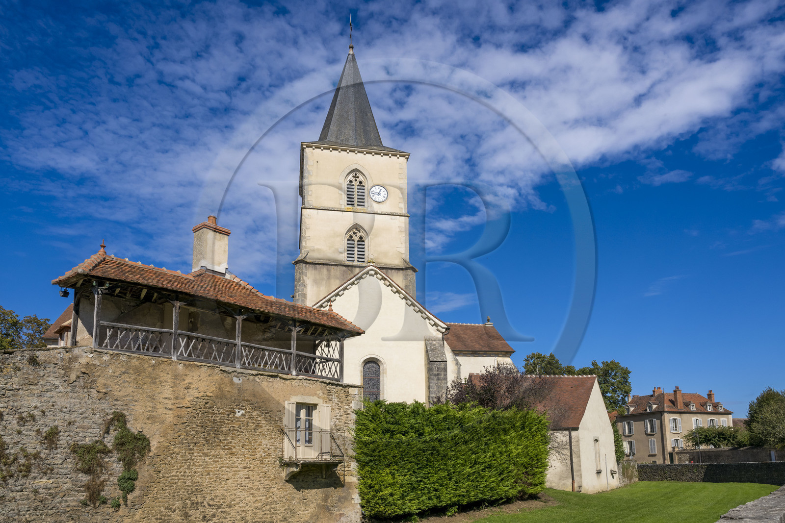 France, Côte-d'Or (21), Epoisses, l'église Saint-Symphorien dans la cour du château
