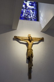France, Alpes-Maritimes (06), Saint Paul de Vence, Fondation Maeght, musée d'art contemporain, Chapelle St Bernard, Vitrail (1962) de Georges Braque et Christ en croix, école espagnol, XIVe siècle