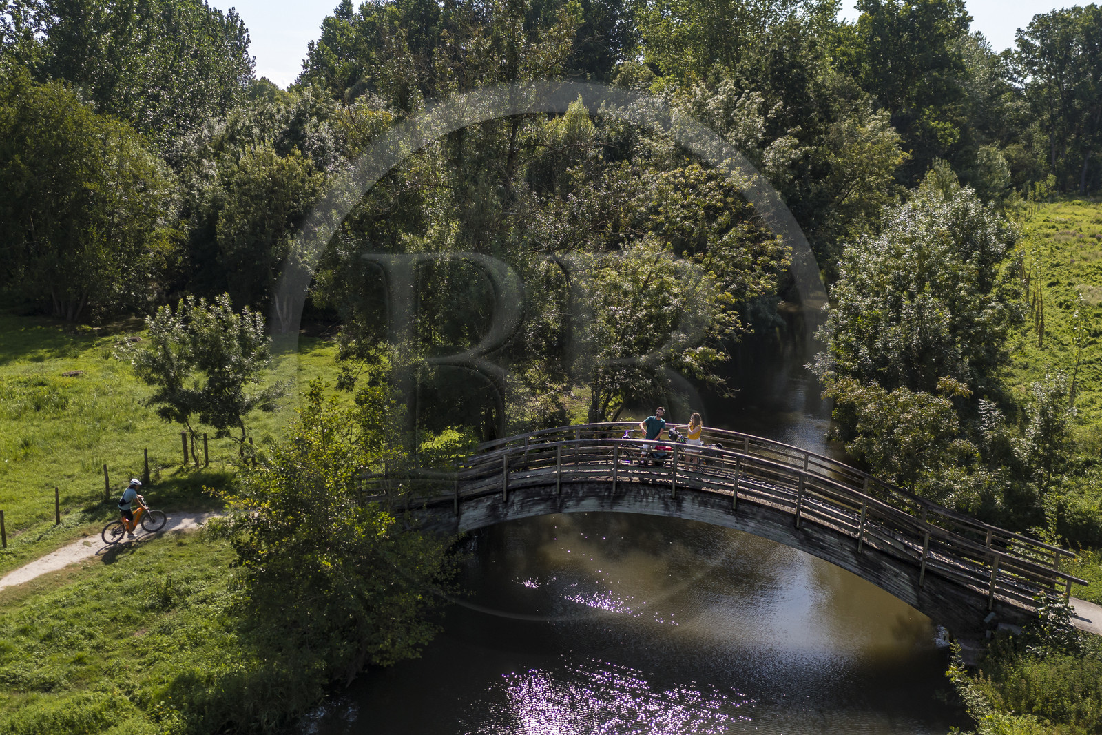 France, Deux-Sèvres (79), le Marais Poitevin, la Venise Verte, Le Vanneau-Irleau, randonnée à bicyclette le long des canaux et passage d'une passerelle (vue aérienne)