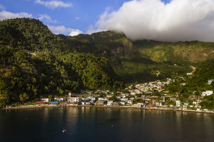 Caraïbes, Ile de la Dominique, baie de Soufrière, la plage et le village de Soufrière (vue aérienne)