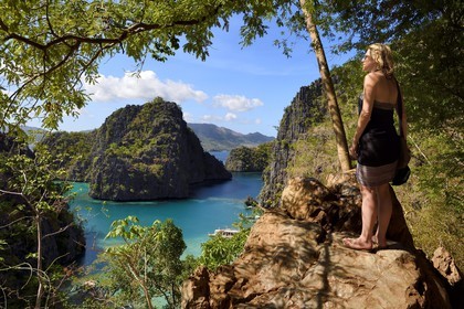 Philippines, Calamian Islands dans le nord de Palawan, Coron Island Natural Biotic Area, lagon sur le chemin du lac Kayangan, falaises abruptes et formations rocheuses karstique en calcaire du Permien