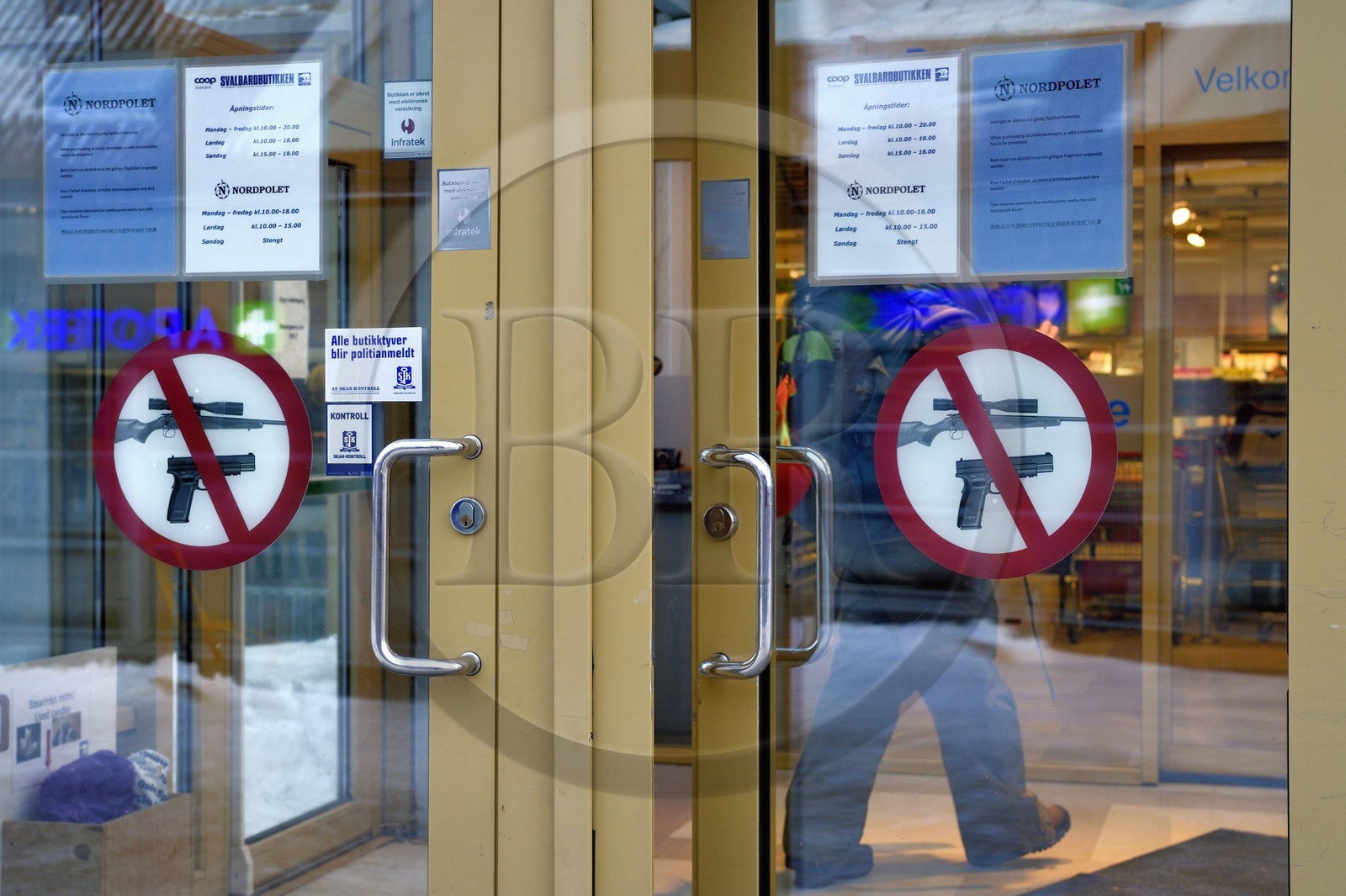 Norvège, Svalbard, Spitzberg, Longyearbyen, le supermarché Svalbard dans la rue principale où il est interdit d'entrer avec son arme