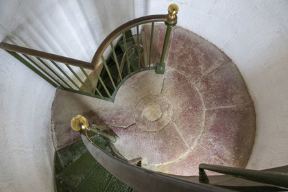 France, Finistère (29), Pays des Abers, Ile Vierge, le phare de l'Ile Vierge, escalier au sommet de l'ancien phare de 1845 transformé en écogite