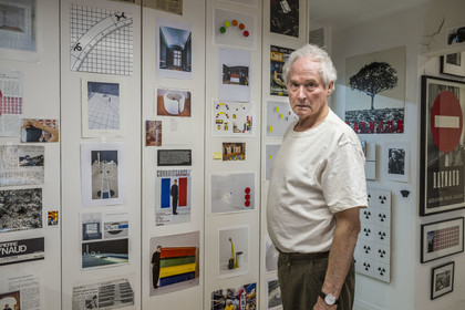 France, Paris (75), l'artiste plasticien Jean-Pierre Raynaud dans son appartement atelier