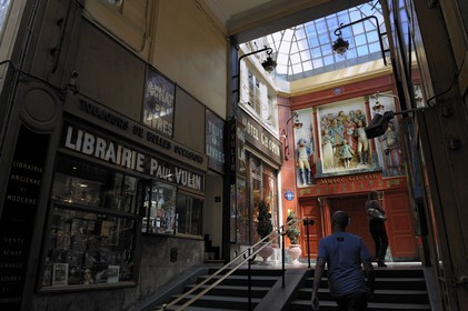 France, Paris (75), Passage Jouffroy avec le musée Grévin, l'hotel Chopin et la Librairie Paul Vulin
