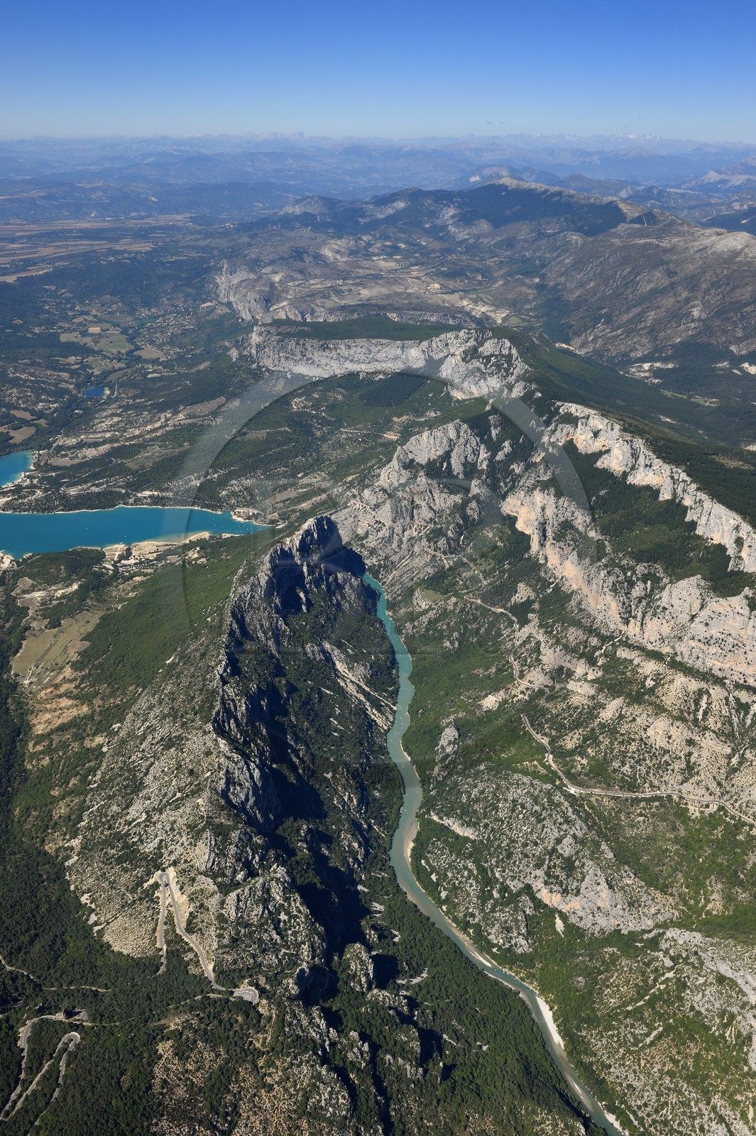 Var (83) rive gauche et Alpes-de-Haute-Provence (04) rive droite, Parc Naturel Régional du Verdon, les Gorges du Verdon qui débouchent sur le lac de Sainte Croix, la chaîne des Alpes en arrière plan (vue aérienne)