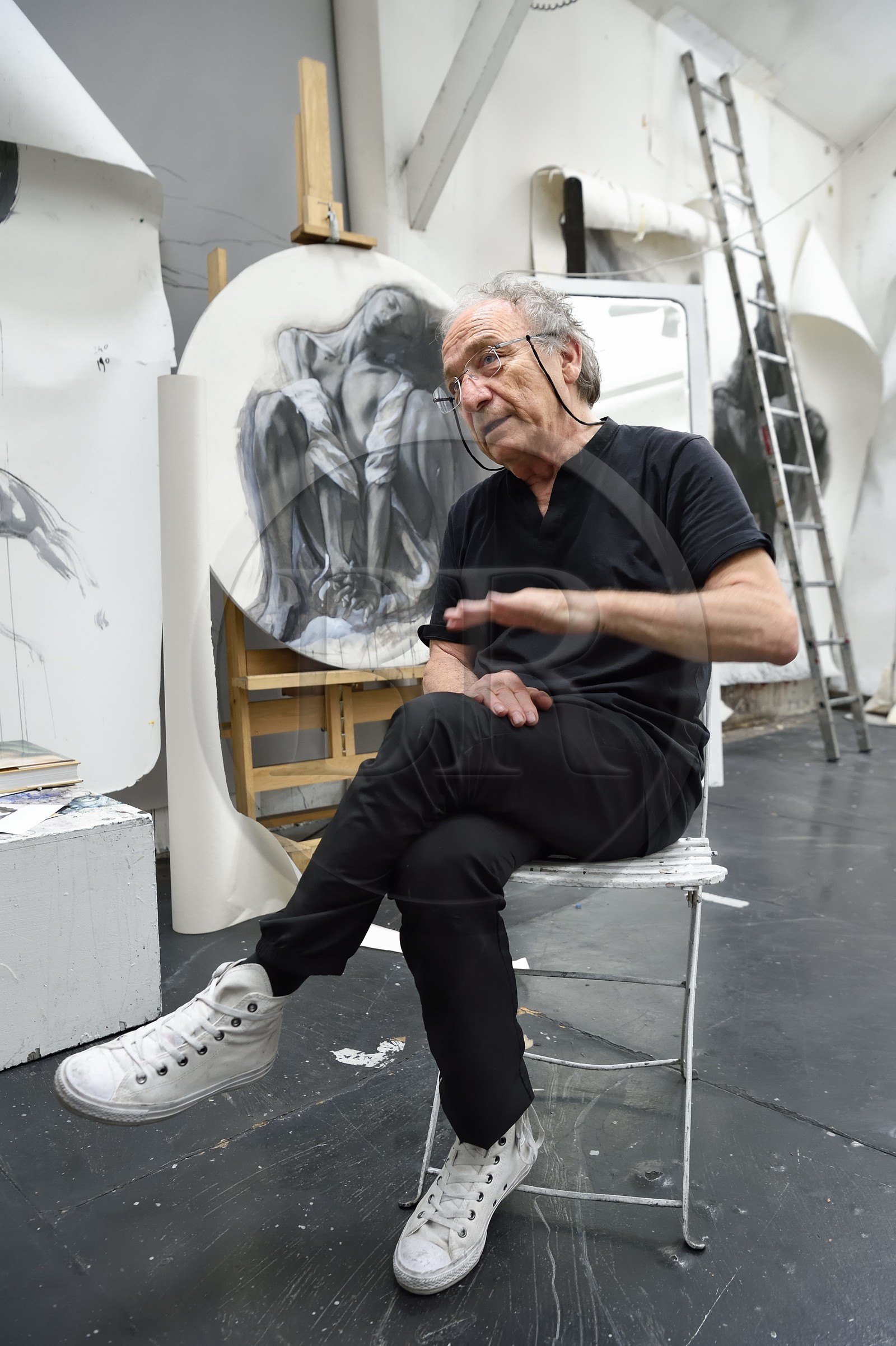 France, Ivry-sur-Seine (94), l'artiste plasticien Ernest Pignon-Ernest dans son atelier