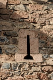 France, Bas-Rhin (67), le château du Haut-Koenigsbourg, façade extérieur du Grand Bastion, meurtrière