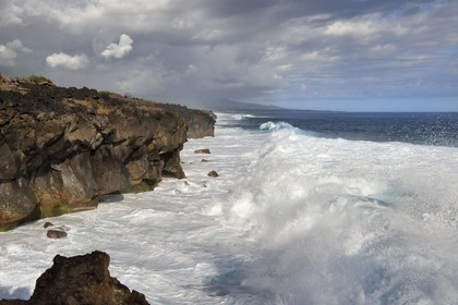 France, Ile de la Reunion, L'Etang Salé les Bains, la côte entre Le Gouffre et l'Etang du Gol, roches noires basaltiques d'origine volcanique tourmentées par l'océan