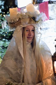 France, Haut-Rhin (68), Eguisheim, le Christkindel avec sa couronne de bougies et les anges accompagnent les nombreux enfants tenant leurs lampions pour la Procession des Lumières dans les ruelles de la ville, elle rend hommage à Sainte-Lucie, l'un des personnages traditionnels du Noël alsacien