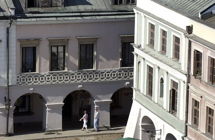 Pologne, région de Lublin, ville Renaissance de Zamosc classé Patrimoine Mondial de l' UNESCO, passage sous arcades de la place du marché